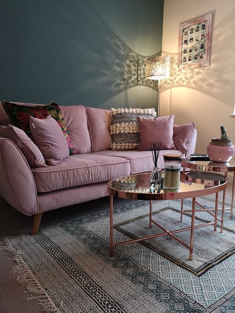 Pink sofa green wall gold accents living room ideas decor Dark Green Pink And Grey Living Room, Pink Tufted Sofa, Hints Of Pink Living Room, Pink Green Dining Room, Dark Green Pink Living Room, Dark Green And Blush Living Room, Purple Sofa Green Walls, Green Wall Pink Sofa, Blush Couch Living Room