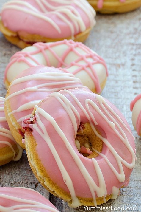 Strawberry Donuts Recipe, Donut Glaze Recipes, Donat Glaze, Strawberry Doughnut, Yummiest Food, Donuts Gourmet, Donut Flavors, Donuts Donuts, Homemade Donuts Recipe