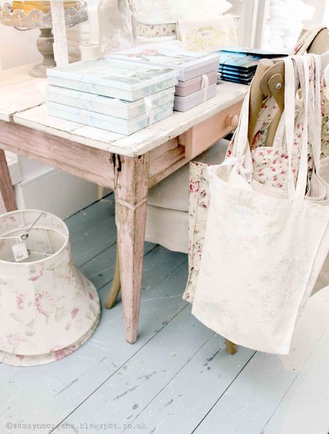 Rachel Ashwell Shabby Chic Couture, Rachel Ashwell Shabby Chic, Devine Design, Cool Bookshelves, Shabby Chick, Estilo Shabby Chic, Living Vintage, Simply Shabby Chic, Blue Cottage