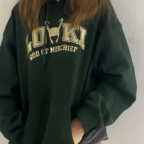 Loki 
Hoodie 
Sweatshirt 
Marvel 
Aesthetic 
Vintage 
Outfit 
Fashion 
Loki serie Loki Clothes, Marvel Inspired Outfits, Marvel Fashion, Avengers Outfits, Marvel Gifts, Marvel Clothes, Marvel Hoodies, Marvel Sweatshirt, Marvel Merchandise