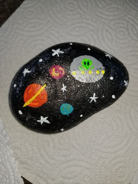 Rock painting! Planets. Alien. Spaceship. Outerspace. Outer Space Rock Painting, Space Rock Painting, Painting Planets, Weather Rock, Kick Rocks, Painting Stones, Alien Spaceship, Rainbow Sky, Rock Painting Ideas Easy