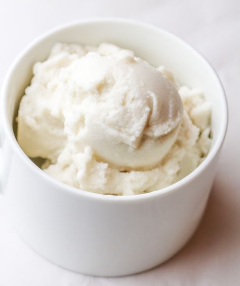 Healthy Single Serving Ice Cream (No Ice Cream Maker Needed!) Homemade Almond Milk Ice Cream, Low Calorie Ice Cream Recipe, Low Cal Ice Cream, Low Carb Ice Cream Recipe, Almond Milk Ice Cream, Pegan Diet, Low Fat Ice Cream, Low Calorie Ice Cream, Almond Ice Cream