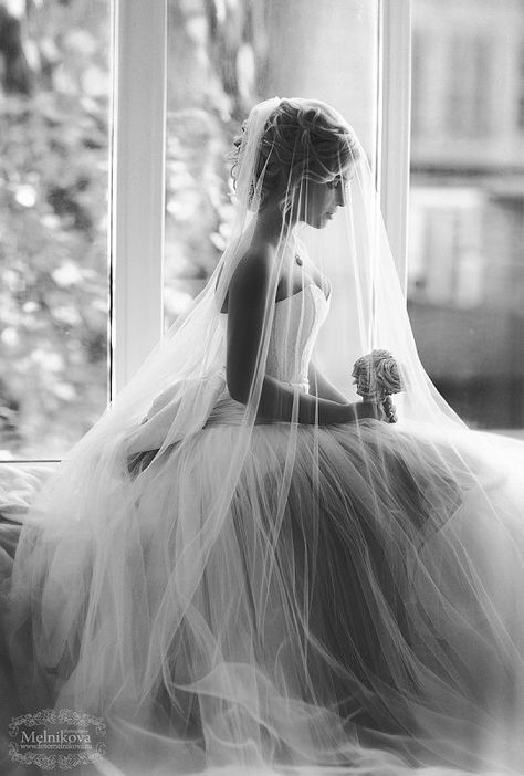 Tulle Wedding Veil, Wedding Picture Poses, Wedding Photos Poses, Mod Wedding, Wedding Photography Poses, Dresses Lace, Wedding Photo Inspiration, Wedding Shots, Wedding Photography Inspiration