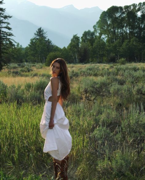 JOURDAN SLOANE | 🏔️🪻🤍🌾☀️🌲 | Instagram Country Side Photoshoot Ideas, Alaska Senior Pictures, Cute Country Photoshoot Ideas, White Dress Field Photoshoot, Pasture Photoshoot, Flowy Poses, Folk Photoshoot, Southern Aesthetic Country, Floral Dress Photoshoot