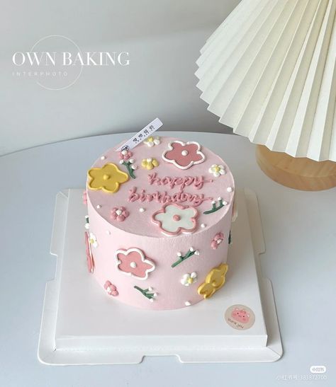 Minimalist Tulip Cake Design, Korean Birthday Ideas, Cake Ulang Tahun Aesthetic, Pink Korean Cake, Pastel Korean Cake, Birthday Cake Korean Style, Small Cakes Aesthetic, Mini Cake Aesthetic, Cake Birthday Korea Simple