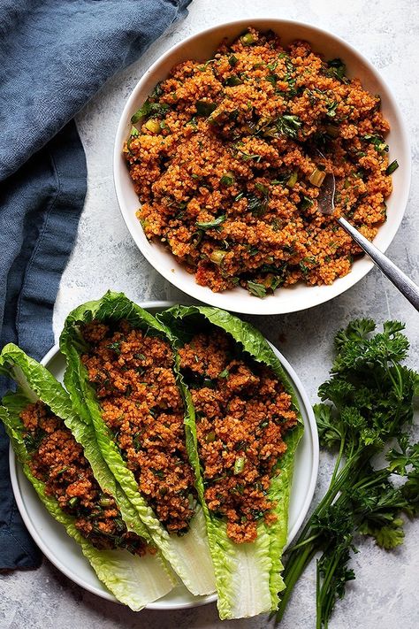 An easy bulgur salad recipe that's made with bulgur wheat, herbs and olive oil. This Turkish bulgur salad is a great addition to any table. Kisir Recipe, Turkish Salad Recipes, Bulgur Wheat Recipes, Arabisk Mad, Bulgur Recipes, Turkish Salad, Recipes With Cool Whip, Bulgur Wheat, Bulgur Salad