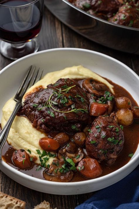 Coq Au Vin Recipe, Plats Healthy, Braised Chicken, Think Food, Poutine, Food Obsession, Pretty Food, Aesthetic Food, Food Dishes