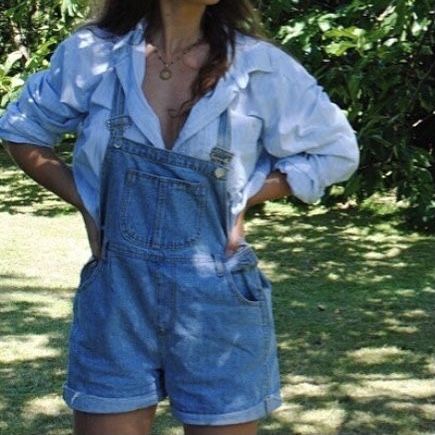 Short Overalls Outfit, Overalls Outfit Aesthetic, 70s Retro Fashion, Overall Shorts Outfit, Sabrina Carpenter Album, Album Aesthetic, Style Overalls, Overall Outfit, Overalls Outfit