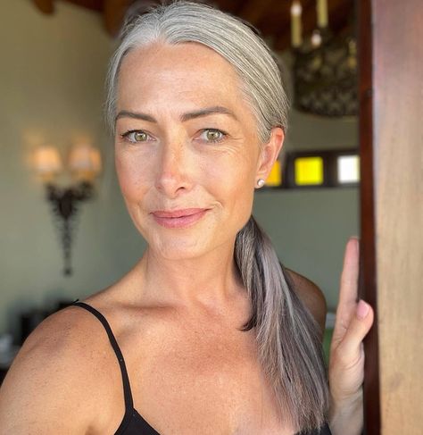 Embracing Gray Hair, Unconventional Beauty, Grey Hair Journey, Decades Of Fashion, Old A, Natural Gray Hair, Copper Hair Color, Ageless Beauty, Aging Gracefully