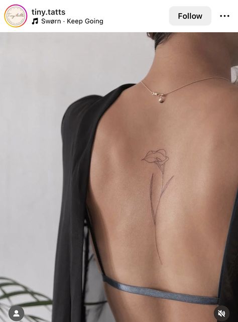 Back Tattoo Woman Minimal, Fineline Flower Back Tattoo, Line Art Back Tattoo, Flower Back Tattoo Spine, Delicate Back Tattoo Women, Vertical Tattoos For Women, Women Back Tattoos Classy, Timeless Tattoos For Women, Shoulder Blade Tattoos For Women