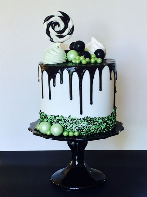 Green And Black Cake Birthday, Green And Black Halloween Decor, Halloween Drip Cake, Green Halloween Cake, White Halloween Cake, Green And Black Cake, Beetle Juice Cake, Green Drip Cake, Black Halloween Cake