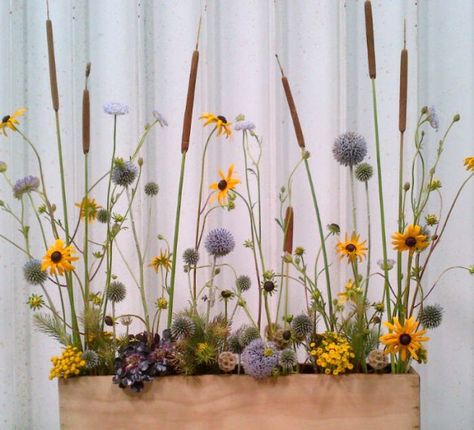 Vegetative Floral Design, Fall Flower Arrangements, Church Flower Arrangements, Garden Screening, Flower Festival, Flower Arrangements Diy, Flower Box, Modern Flower, Arte Floral