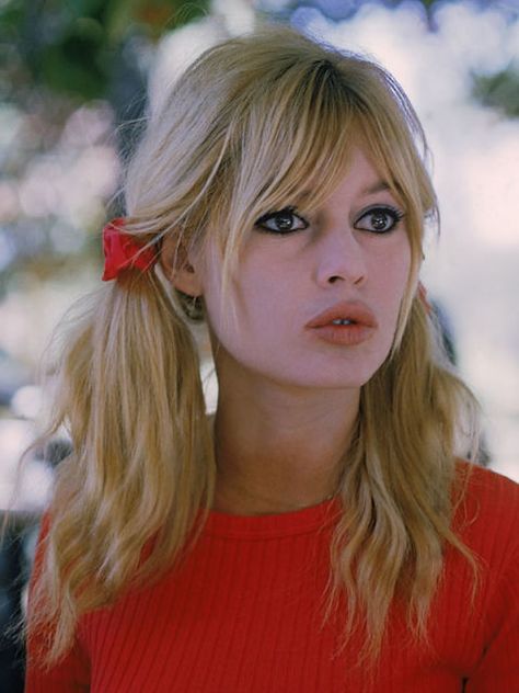 Brigitte Bardot Hairstyles - Brigitte Bardot Best Hair Looks Brigitte Bardot Bangs, French Haircut, Klasik Hollywood, Bridgette Bardot, Bridget Bardot, Bardot Style, Colorized Photos, Jaclyn Hill, French Actress