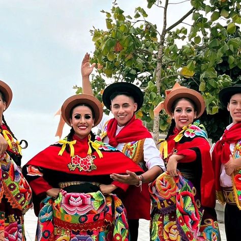 Josepth Ovalle on Instagram: "¡Ahora un Huaylash en parejas! 🇵🇪👞 Bonito feriado, quién se anima a zapatear? Esta vez si se logró terminar, aunque un poco desaliniados pero se logró, definitivamente el Huaylash cuando suena a mi personalmente me activa y me llena de euforia y ganas de bailar 😍😌 ¿A alguien más le pasa lo mismo? Cuántos de acá saben o les gusta zapatear? ¡Buen feriado! ¿Qué andan haciendo? 😎 #huayhuash #huaylash #huaylarsh #zapateo #zapateado #peru #peruano #peruvian #huayno April 7, On Instagram, Instagram