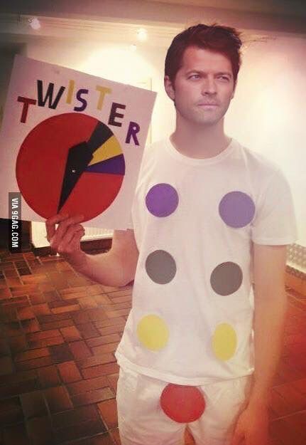 Misha Collins from Supernatural in an inappropriate, but creative Halloween costume. Twister Costume, Supernatural Costume, Funny Supernatural, Supernatural Tumblr, Best Friend Halloween Costumes, Friends Diy, Feeling Lucky, Supernatural Funny, I Love My Girlfriend