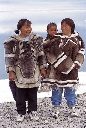 Greenland, Inuit Women in traditional  hide parkas. Not exactly knitting! Inuit Clothing, Punk Guy, Inuit People, Eric Lafforgue, Pole Nord, Inuit Art, Pirate Woman, People Of The World, World Cultures