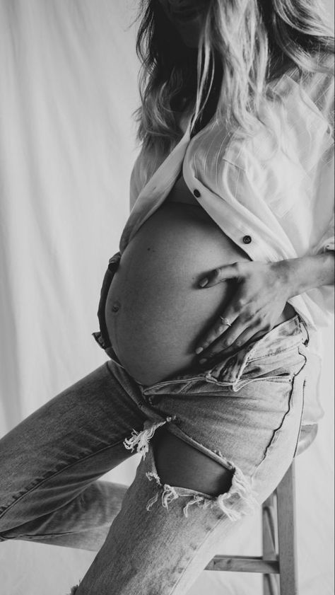 Diy Maternity Photos, Maternity Shoot Outfit, Studio Maternity Shoot, Maternity Picture Outfits, Maternity Studio Photoshoot, Studio Maternity Photos, Intimate Maternity, Maternity Photography Poses Outdoors, Cute Pregnancy Pictures