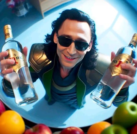 Loki Imagines, Tom Hiddleston Funny, Fish Eyes, Funny Tom, Loki Avengers, Funny Poses, Loki Fanart, Character Pictures, Marvel Photo