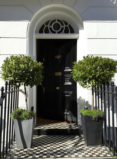 Entrance to the townhouse - Philip Gorrivan designs the interiors for this South Kensington townhouse in London. #interiordesign #philipgorrivandesign #door #frontdoor Townhouse Entrance, Modern Front Porch Decor, Townhouse London, Kensington Townhouse, Architecture Art Nouveau, 18th Century House, Boost Curb Appeal, London Kensington, Building A Porch