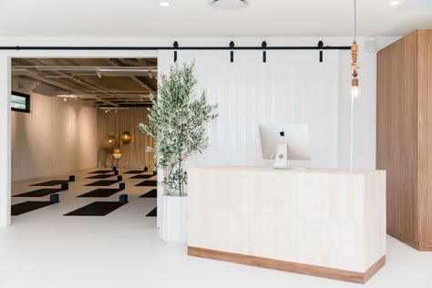 Modern Yoga Studio, Small Yoga Studio, Yoga Studio Interior, Front Desk Design, Yoga Studio Ideas, Pilates Room, Yoga Room Design, Dance Studio Design, Boutique Fitness Studio