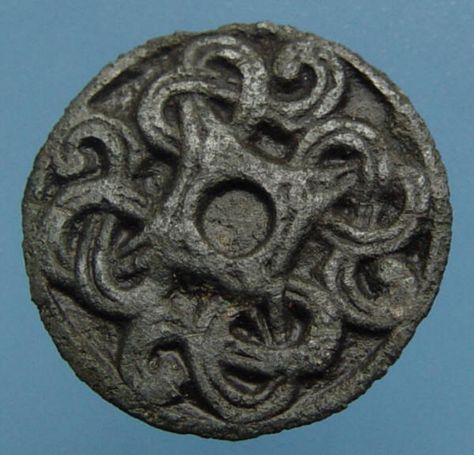 Material:  bronze, tinned. Dimensions:  diameter 30 mm. Date: 9th-11th century C.E. Description:  decorated in Borre-style FindID: SF1-25.  Metal detector find, from Frisia? judging by the title of the website. Arte Viking, Viking Jewellery, Viking Life, Ancient Jewellery, Viking Culture, Ancient Vikings, Ancient Coin, Tablet Weaving, Old Norse