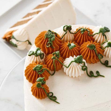 Fall Cake Flavors, Fall Cake Decorating Ideas, Fall Cake Decorating, Wedding Cakes Fall, Fall Cake Ideas, Thanksgiving Cakes Decorating, Pumpkin Patch Cake, Fall Cakes Decorating, Fall Cupcakes