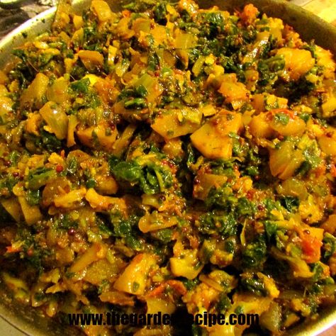 Cauliflower, Spinach & Potatoes Curry I Gobi-Aalo with Palak I The Garden Recipe - THE GARDEN RECIPE Cauliflower Spinach Curry, Curry Spinach, Gobi Curry, Potatoes Curry, Spinach Potato, Gobi Recipes, Cauliflower Potatoes, Aloo Gobi, Spinach Curry