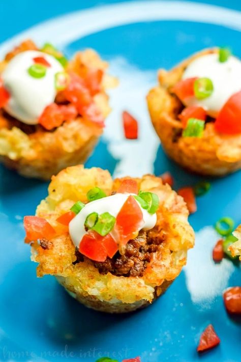 Taco tater tot cup appetizer Tater Tot Taco, Cold Appetizers Easy, Taco Cups, Game Day Party, Football Snacks, Taco Salad Recipes, Superbowl Snacks, Homemade Baby Foods, Superbowl Party Food