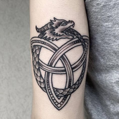 Sister Knot Tattoo, Triquetra Tattoo, Celtic Sister Knot, Trinity Knot Tattoo, Natur Tattoo Arm, Celtic Tattoos For Men, Celtic Dragon Tattoos, Ouroboros Tattoo, Celtic Knot Tattoo