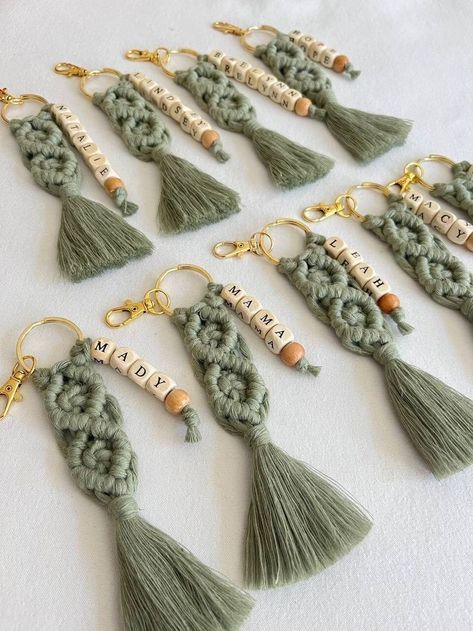 Macrame Gifts, 10 Mayo, Baby Souvenir, Knot Macrame, Macrame Knots Tutorial, Keychain Craft, Boho Keychain, Macrame Wedding, Name Keychain