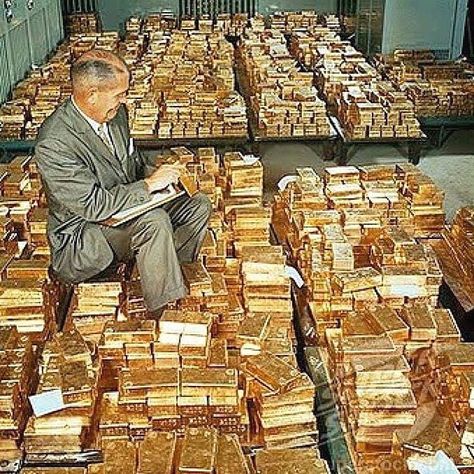 Imagine to be in a room full of gold bars. Make your dreams come true! Feel wealthy and be thankful for your abundant life! You can manifest your deepest desires if you strongly believe that they will be true now. #gold #rich # #lifestyle #treasure #goldbars #bank #wealthy #wealth „Pic: Instagrammer @luxurybulls” Billionaire Club, Free Money Hack, Gold Reserve, Gold Bullion Bars, Money Generator, Money Stacks, Gold Bars, Gold Money, Gold Bullion