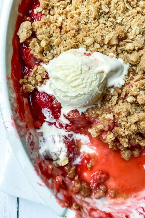 Strawberry Crisp is a delicious taste of summer in every bite. With its crumbly, cinnamon-flavored crisp topping over brightly colored, juicy strawberries, it's well, irresistible. When you top it with melting vanilla ice cream, it becomes... heavenly. Rhubarb Crunch, Raspberry Crisp, Rhubarb Recipes Crisp, Oatmeal Crisp, Strawberry Crisp, Oatmeal Toppings, Strawberry Rhubarb Crisp, Rhubarb Desserts, Rhubarb Crisp