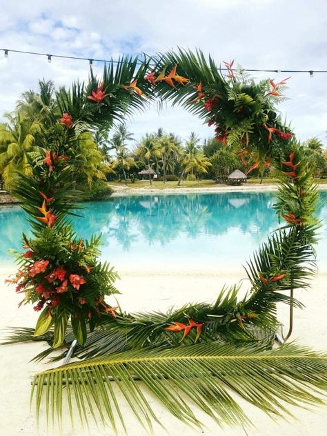 Tropical Backdrop Ideas Diy, Island Theme Backdrop, Tropical Circle Arch, Luau Photo Backdrop, Tropical Backdrop Ideas, Luau Gala, Coconut Leaf Decoration, Tropical Night Party, Tiki Wedding