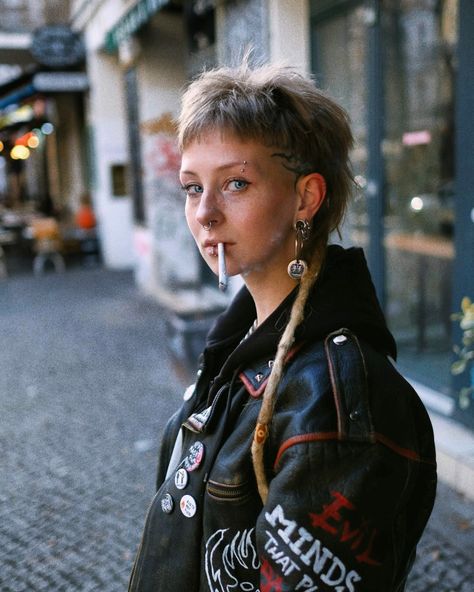 Mullet Halloween Costume Ideas, Punk Mullet For Women, 70s Punk Hair, Curly Alternative Hair, Shag With Undercut, Dread Mullet, Berlin Hairstyle, Short Deathhawk, Skullet Hair