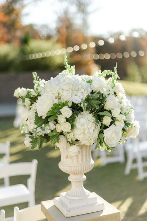 Flower Aisle Decor, Wedding Aisle Ideas, Flower Aisle, Aisle Ideas, Alter Flowers, Wedding Day Decor, Elegant Wedding Themes, Neutral Wedding Flowers, Wedding Isles