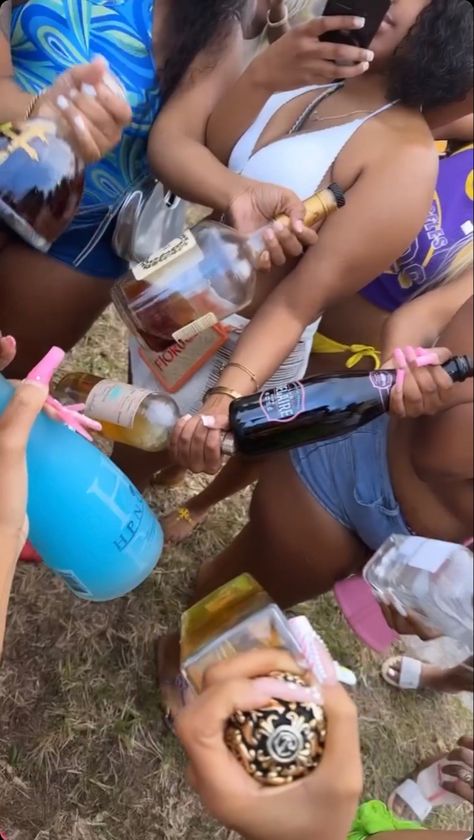 Fun Teen Activities, We Outside, Having Fun, Pool Party Black People, Photo Snapchat, Jamaica Girls Trip Aesthetic, Girls Trip Black Girls Aesthetic, Bestie Vacation Pics Baddie, Baddie Friend Group