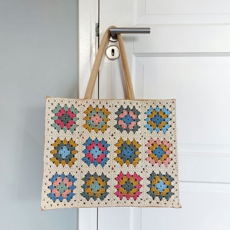 Granny Square Boodschappentas Crochet Bags For Beginners, Diy Crochet Tutorial, Hexagon Bag, Diy Granny Square Bag, Granny Square Hexagon, Crochet Bag Granny Square, Jute Tas, Granny Hexagon, Sac Granny Square