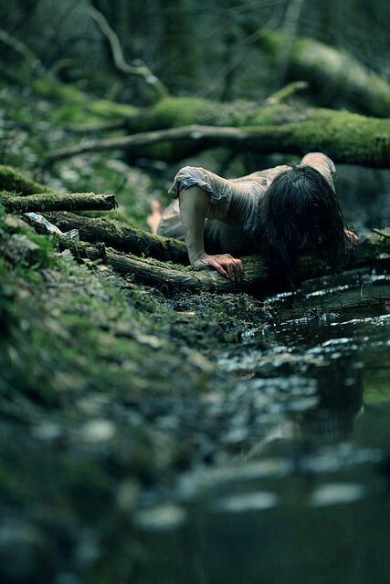 Kay crawling away fro the lake when she gets out Apocalypse Au, Southern Gothic, Wild Woman, Foto Art, Fantasy Aesthetic, Forest Fairy, Dark Photography, Story Inspiration, 영감을 주는 캐릭터