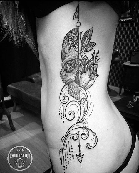 50 Rib Tattoos for Girls | Art and Design Rib Tattoos For Girls, Feather Rib Tattoos, Cross Rib Tattoos, Girl Rib Tattoos, Flower Tattoo On Ribs, Tattoo Pierna, Cage Tattoos, Rib Tattoos For Women, Tattoo Thigh