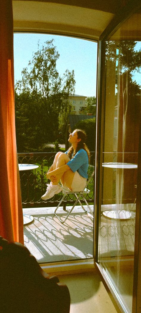 Summer photoshoot ideas, sunny day in café, window photo Sunny Photoshoot, Window Photoshoot, Old Vibes, Summer Photoshoot Ideas, Rooftop Photoshoot, Summer Teen, Window Photo, Sunny Window, Birthday Shoot