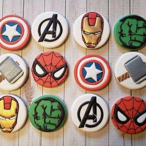 Superhero Royal Icing Cookies, Marvel Chocolate Covered Oreos, Superhero Decorated Cookies, Avenger Cookies Decorated, Avengers Birthday Cookies, Superhero Birthday Cookies, Super Hero Cookies Decorated, Avengers Cookies Decorated, Superhero Biscuits