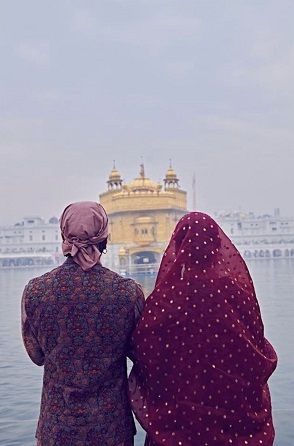 Deepika Padukone and Ranveer Singh Visit Golden Temple On Wedding Anniversary | Wedlockindia.com Deepika Padukone And Ranveer Singh, Deepika Ranveer, Temple Photography, Punjabi Couple, Bollywood Couples, First Wedding Anniversary, Golden Temple, Waheguru Ji, Beautiful Suit