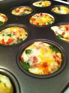 21 day fix breakfast egg muffins Egg White Muffins, 21 Day Fix Breakfast, Nutrition Classes, Vegan Muffins, 21 Day Fix Meals, Egg Muffins, God Mat, Diet Vegetarian, Muffin Tins