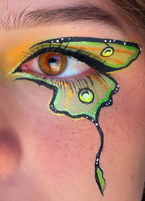 @usually_graphic IG Luna Moth Makeup, Dragonfly Makeup, Moth Makeup, Moth Face Makeup, Simple Graphic Liner, Graphic Eyeliner Looks, Bug Inspired Makeup, Makeup Calendar, Luna Moth Eye Makeup