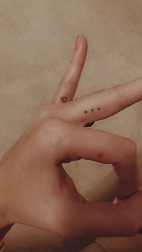 Small Simple Finger Tattoos, Stick N Poke Finger, Simplistic Stick And Poke, Stick N Poke Finger Tattoos, Cute Stick N Poke Ideas, Stick And Poke Tattoo Small Easy Hidden, Stick And Poke Finger, Finger Stick N Poke, Stick And Poke Ideas Simple