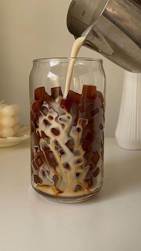 Easy Coffee Drinks Recipes, Coffee Recipes Starbucks, Iced Drinks Recipes, Coffee Ice Cubes, Cold Coffee Recipes, Easy Coffee Recipes, Coffee Obsession, Homemade Coffee, Coffee Drink Recipes