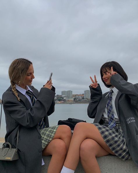 Ines Silva sur Instagram : Forever a team 👩🏼👩🏻 Private School Aesthetic, Romanticise School, Boarding School Aesthetic, Estilo Madison Beer, Romanticize School, Romanticising School, School Uniform Outfits, School Dr, School Vibes