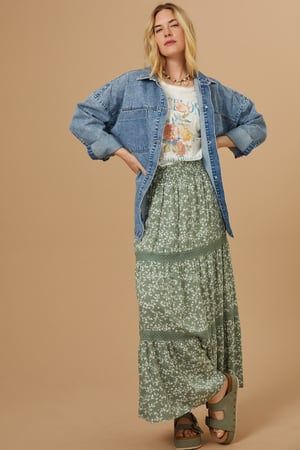 Floral Dresses Outfit, Long Fall Skirts, Edgy Floral Outfits, Cardigan With Maxi Skirt, Casual Outfits With Long Skirts, Flowy Feminine Style, Patterned Maxi Skirt, Modest Bohemian Outfits, Dress With Shacket