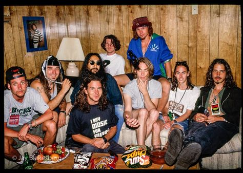 Soundgarden & Pearl Jam...Lollapalooza 1992 Eddie Vetter, Jeff Ament, Pearl Jam Eddie Vedder, Temple Of The Dog, Grunge Guys, Grunge Band, Eddie Vedder, Dave Grohl, Chris Cornell