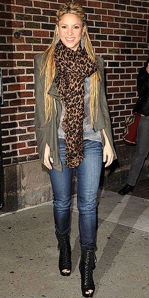 Shakira Style, Whitney Port, Looks Jeans, Coat Street Style, How To Wear A Scarf, Julianne Hough, Leopard Print Scarf, How To Wear Scarves, Shakira